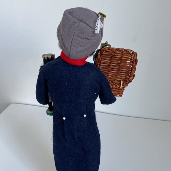 Byers' Choice Christmas Nutcracker Vendor - Picture 4 of 8